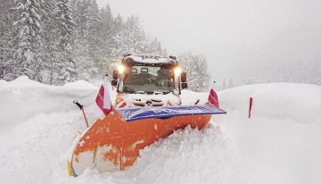 The Mercedes-Benz Unimog fights the snow in extreme winter