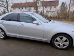 15-year old Mercedes-Benz S-Class, out on the autobahn. How does it behave?