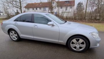 15-year old Mercedes-Benz S-Class, out on the autobahn. How does it behave?