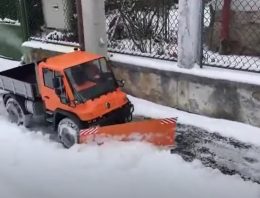 Miniature Unimog snow plow seems to be great fun