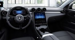 How it looks the basic Mercedes C-Class with standard displays