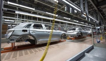 What Education Does a Technician Need to Work in a Mercedes-Benz Factory?