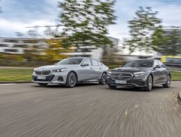 Press review Mercedes E 220 d 4Matic vs BMW 520d xDrive by auto motor und sport