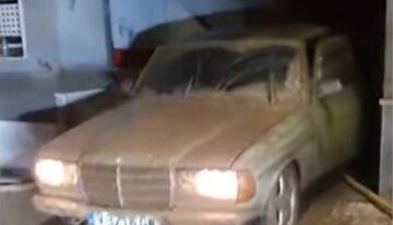 A Mercedes W123 flooded after the DANA storm in Valencia started on the first key
