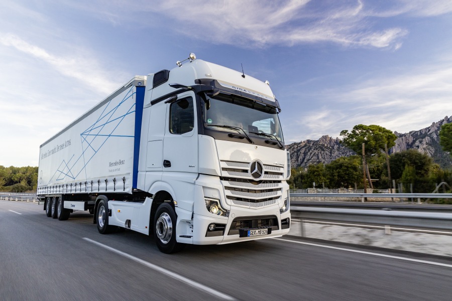 The Mercedes-Benz Actros: How a Truck Became the Undisputed King of ...
