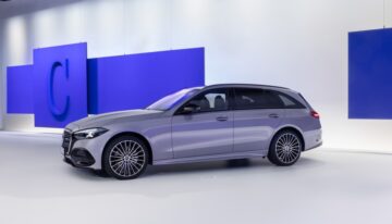 Das neue Mercedes-Benz C-Klasse T-Modell, 2026.

Exterieur: Lavender Silber

Mercedes-Benz C 300 e T-Modell Plug-In-Hybrid | Energieverbrauch gewichtet, kombiniert: 16,0‒15,2 kWh/100 km plus 2,7‒2,4 l/100 km | Kraftstoffverbrauch kombiniert bei entladener Batterie: 7,7‒6,9 l/100 km | CO₂-Emissionen gewichtet, kombiniert: 61‒55 g/km | CO₂-Klasse gewichtet, kombiniert: B | CO₂-Klassen bei entladener Batterie: F 

The new Mercedes-Benz C-Class Estate, 2026.

Exterior: Lavender Silver

Mercedes-Benz C 300 e Estate Plug-In Hybrid | Weighted, combined energy consumption: 16.0‒15.2 kWh/100 km plus 2.7‒2.4 l/100 km | Combined fuel consumption with discharged battery: 7.7‒6.9 l/100 km | Weighted, combined CO₂ emissions: 61‒55 g/km | Weighted, combined CO₂ class: B | CO₂ classes with discharged battery: F